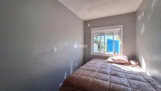 Quarto com cama e janela em um imóvel no Brasil.
