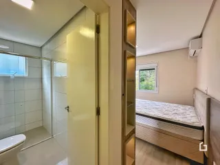 Foto de um banheiro e quarto em uma residência.