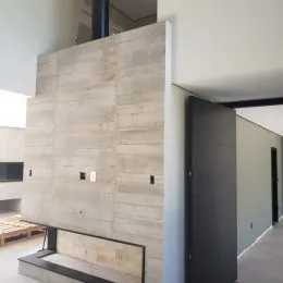 Parede de destaque com acabamento texturizado em um interior de imóvel.