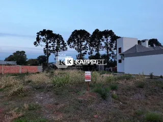 Exterior da casa em Lajeado, Brasil, com vegetação seca no primeiro plano.