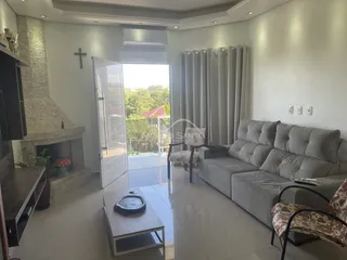 Sala de estar moderna com lareira e porta de vidro que dá acesso ao exterior.
