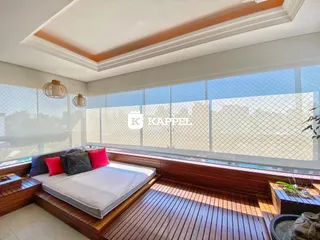 Quarto com cama de madeira e vista ampla através de uma grande janela.
