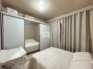 Quarto com cama e armário em um imóvel em Lajeado, Brasil.
