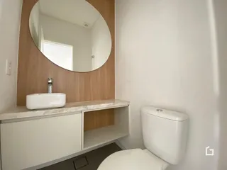 Banheiro com bancada e vaso sanitário em um imóvel no Brasil.