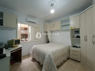 Quarto com armários embutidos e cama de casal em um imóvel no Brasil.