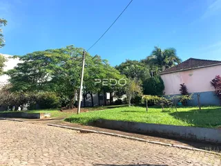 Vista externa de uma residência com jardim e rua no Brasil.