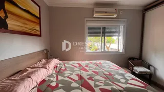 Quarto com cama e janela em um imóvel no Brasil.
