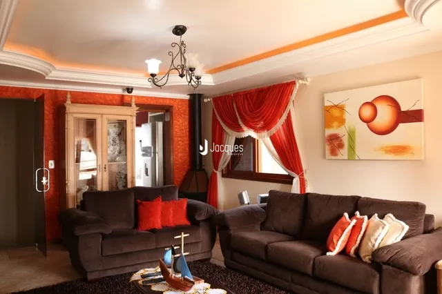 Sala de estar com sofá e portas de madeira em um imóvel no Brasil.