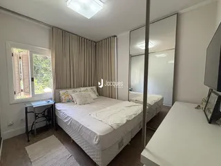 Quarto com cama e janela em um imóvel.
