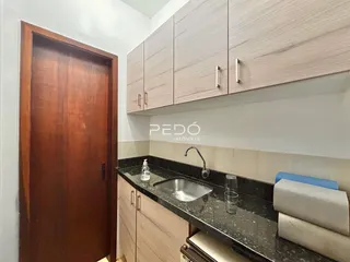 vista da cozinha com armários e bancada escura