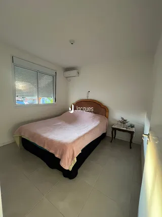 Quarto com cama e janela em um imóvel no Brasil.