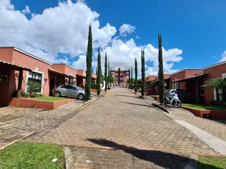 Fachada de casas em Lajeado, Brasil com paisagismo e calçada de tijolos.