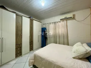 Quarto com armários embutidos e cama em um imóvel no Brasil.