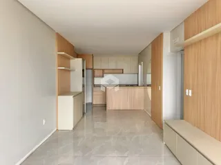 Interior de uma cozinha moderna com armários de madeira clara e piso de porcelanato.