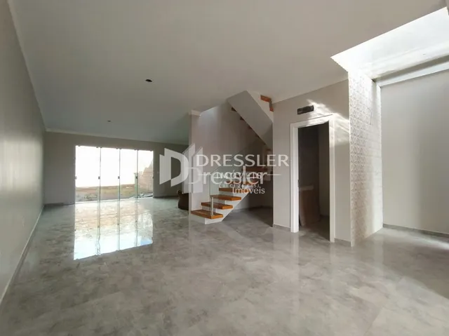 A foto mostra um espaço interno com piso de concreto polido.