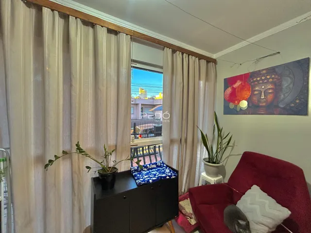 Sala de estar com cortinas e decoração de parede