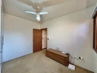 Sala de estar com piso de carpete e porta de madeira.