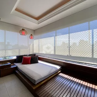 Quarto com vista para a paisagem através de grandes janelas.
