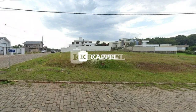 Vista externa de uma propriedade em Lajeado, Brasil, mostrando um terreno com vegetação.