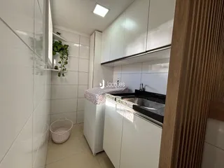 Um ambiente interno com revestimento de cerâmica branca e armários brancos.
