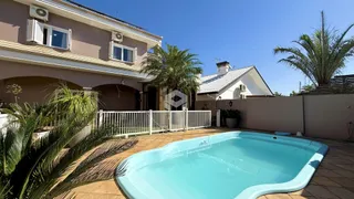 Foto da fachada de uma casa com piscina em Lajeado, Brasil.