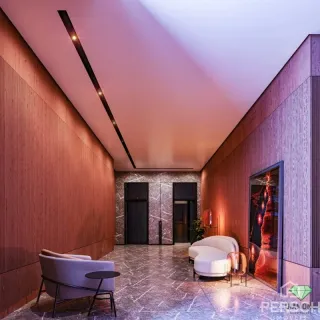Hall de entrada com painéis de madeira e uma poltrona em um ambiente moderno.