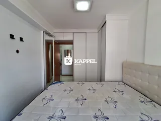 Foto de um quarto com cama e armário em um imóvel.