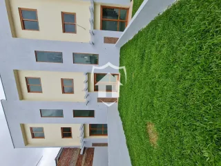Fachada de um prédio em Lajeado, Brasil, com jardim verde.