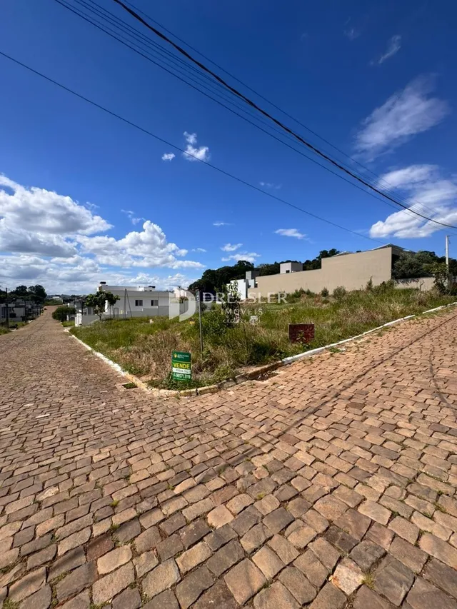Vista da fachada de uma propriedade em Lajeado, Brasil, com pavimento de paralelepípedos em primeiro plano.