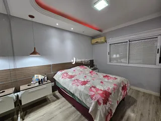 Quarto com cama e janela em ambiente interno.