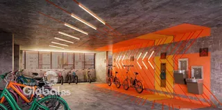 Espaço interno com teto de concreto aparente e bicicletas estacionadas.