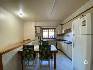 Interior da cozinha e sala de jantar de um imóvel em Lajeado.