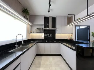 Esta é uma foto da cozinha moderna com armários cinzas e bancadas escuras.