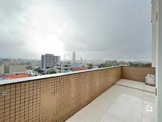 Vista da varanda com piso e grade de cerâmica em Lajeado, Brasil.