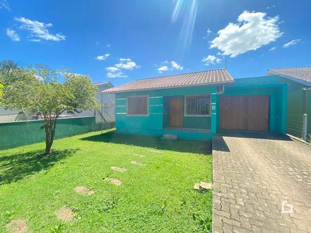 Fachada de uma casa em Lajeado, Brasil com jardim gramado.