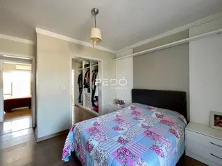 Quarto com cama e armário em ambiente claro.