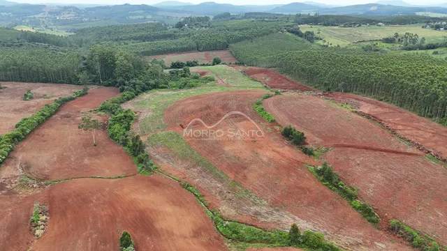 Vista aérea de uma área de terra com vegetação densa em Lajeado, Brasil.