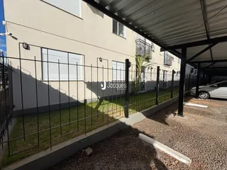 Vista da fachada de uma residência em Lajeado, Brasil, com cerca e jardim.