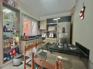 Foto de uma cozinha com armários e bancadas em Lajeado, Brasil.