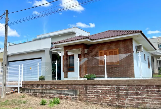 A fachada de uma casa residencial em Lajeado, Brasil, com revestimento de tijolo aparente.