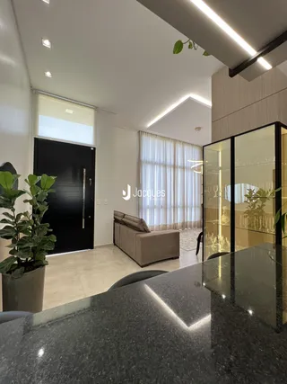 Sala de estar moderna com grandes janelas e decoração contemporânea.