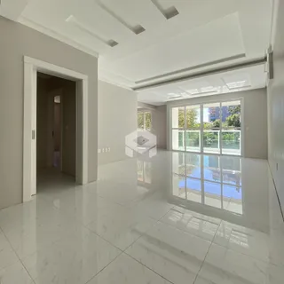 Sala ampla com piso de mármore branco e grandes janelas.