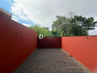 Parede vermelha de uma propriedade em Lajeado, Brasil.