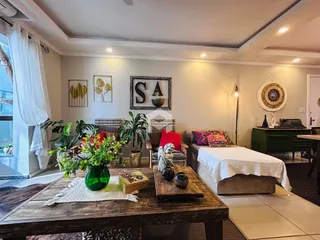 Sala de estar com decoração de parede e móveis.