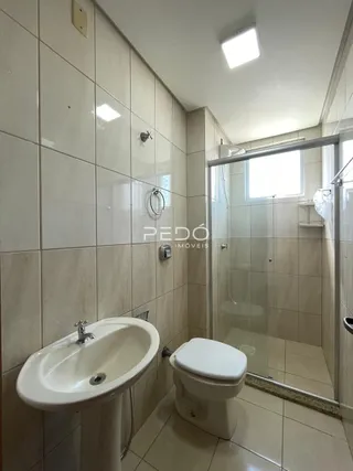 Foto de um banheiro com azulejos brancos e louças sanitárias.