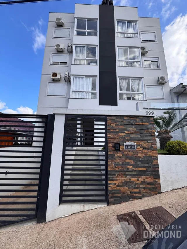 Fachada de um imóvel residencial em Lajeado, Brasil, com revestimento de pedra.