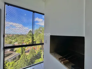 Vista da paisagem verde e telhados da cidade através da janela.