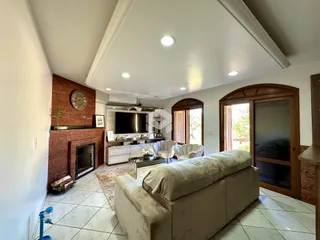 Sala de estar com lareira e portas de vidro de madeira.